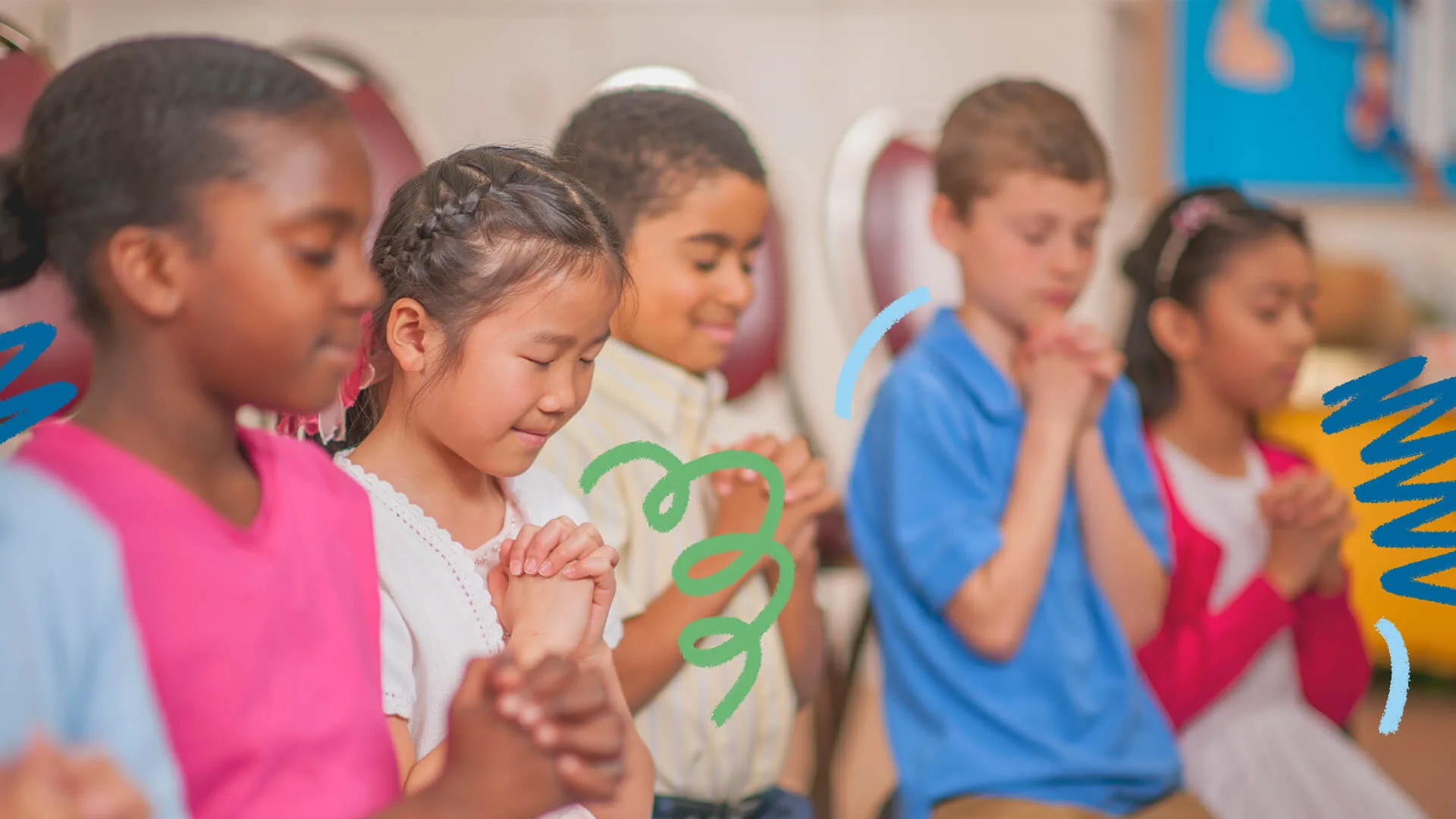 Crianças diversas em momento de espiritualidade e oração