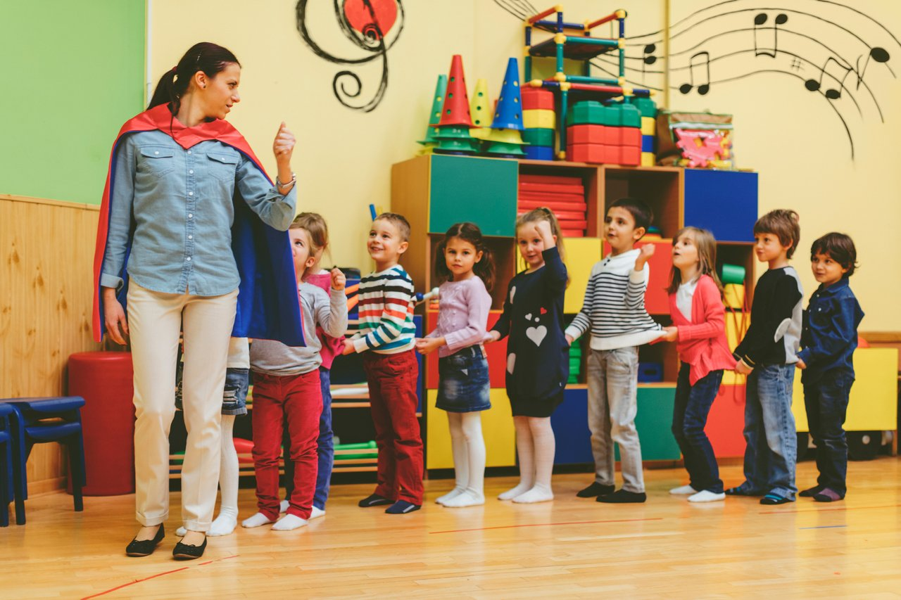 Professora com crianças em sala de aula